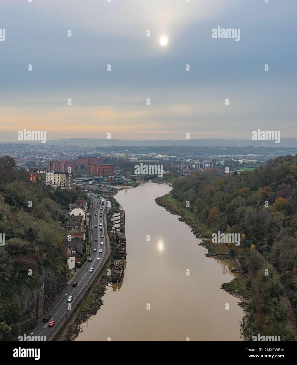 Schwache Herbstsonne spiegelt sich bei Flut in den Gewässern des Flusses Avon wider, während er durch die Avon-Schlucht in Bristol UK fließt Stockfoto