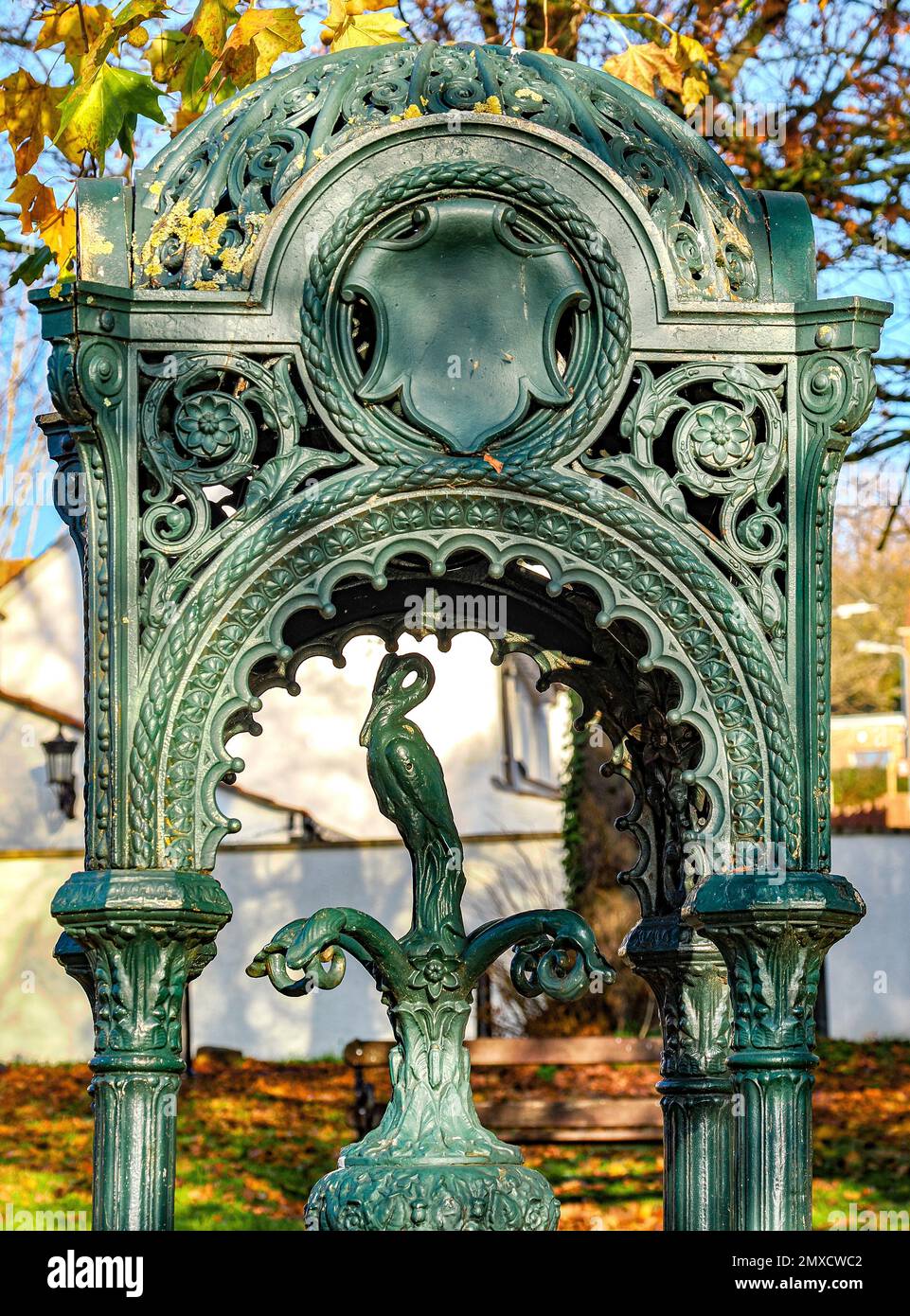 Gusseiserne Wasserfontäne in Shirehampton Bristol errichtet von einer gemäßigten Gesellschaft des 19.. Jahrhunderts, um Wasser im Kampf gegen Alkohol zu liefern Stockfoto Gusseiserne Wasserfontäne in Shirehampton Bristol errichtet von einer gemäßigten Gesellschaft des 19.. Jahrhunderts, um Wasser im Kampf gegen Alkohol zu liefern Stockfoto