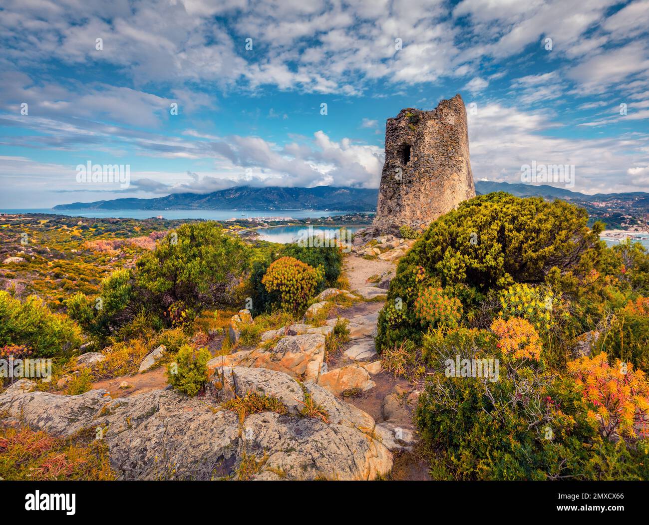 Landschaftsfotografie. Wundervolle Sommerszene des Torre di Porto Giunco Turms am Kap Carbonara. Dramatischer Blick am Vormittag auf die Insel Sardinien, Italien, Europa Stockfoto
