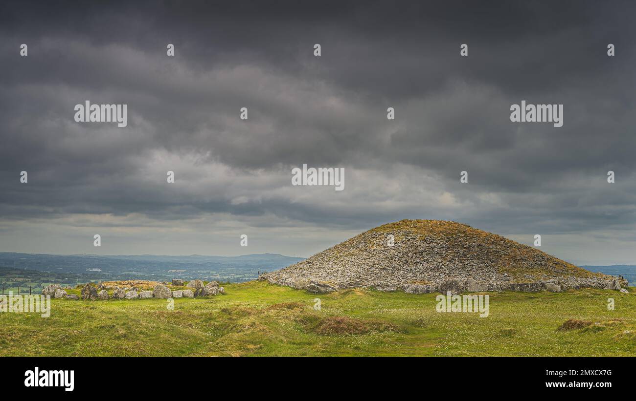 Alte, jungsteinzeitliche Grabkammern und Steinkreise von Loughcrew Cairns mit dramatischem, dunklem Sturmhimmel im County Meath, Irland Stockfoto