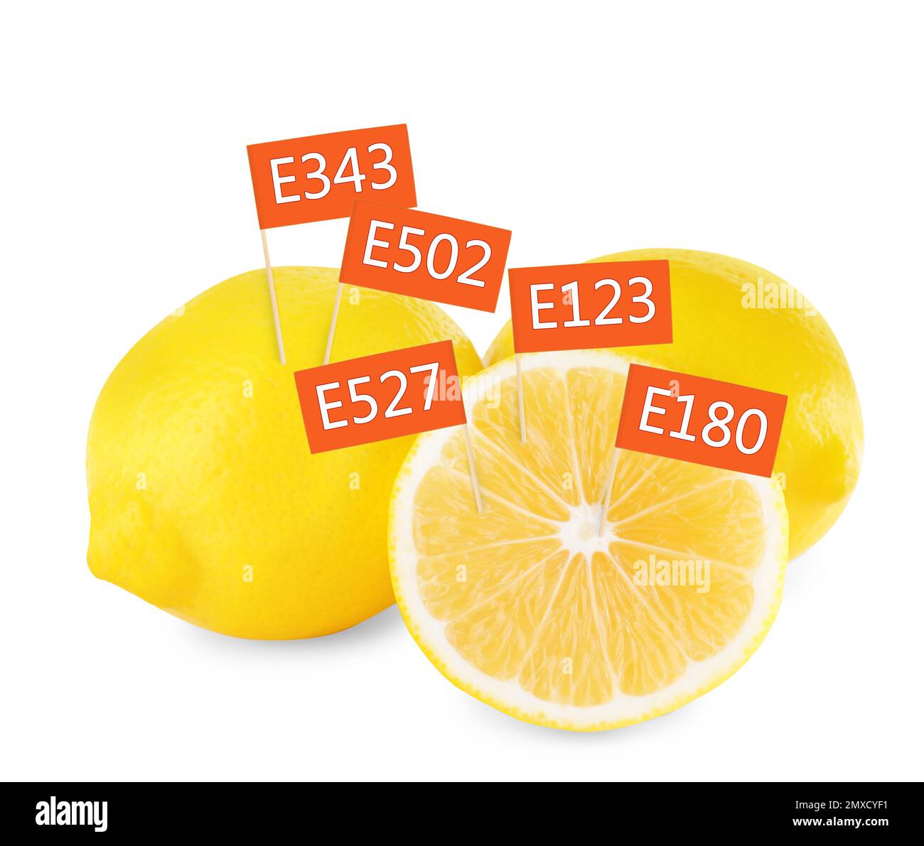 Frische Zitronen mit E-Nummern auf weißem Hintergrund. Schädliche Lebensmittelzusatzstoffe Stockfoto