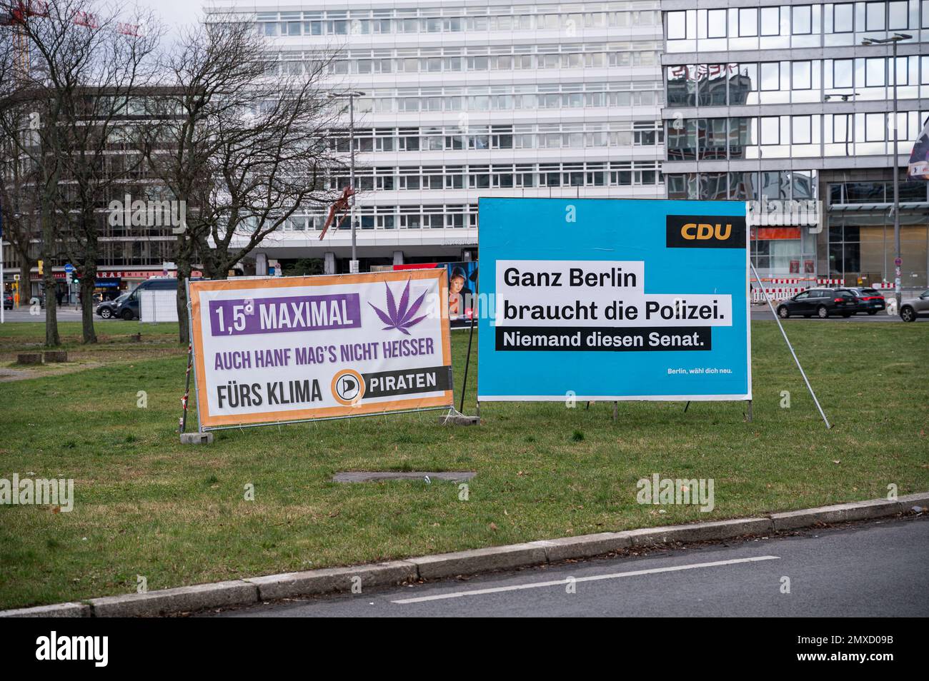 28.01.2023, Berlin, Deutschland, Europa - Plakate mit Wahlkampfposten der Piratenpartei Deutschland und der CDU. Stockfoto