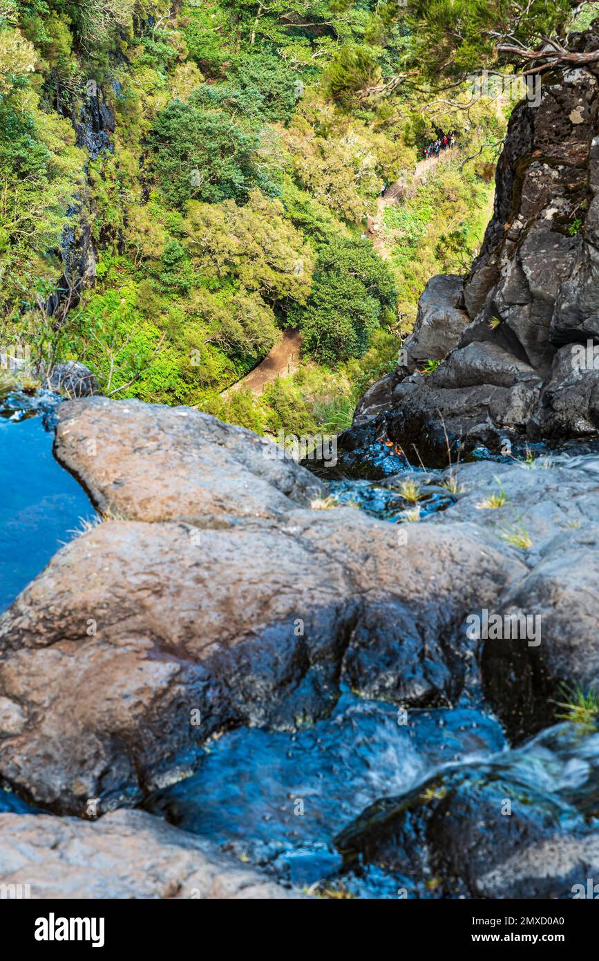 Wanderweg Levada do Risco am Wasserfall Risco von Lagoa do Vento auf Madeira Stockfoto