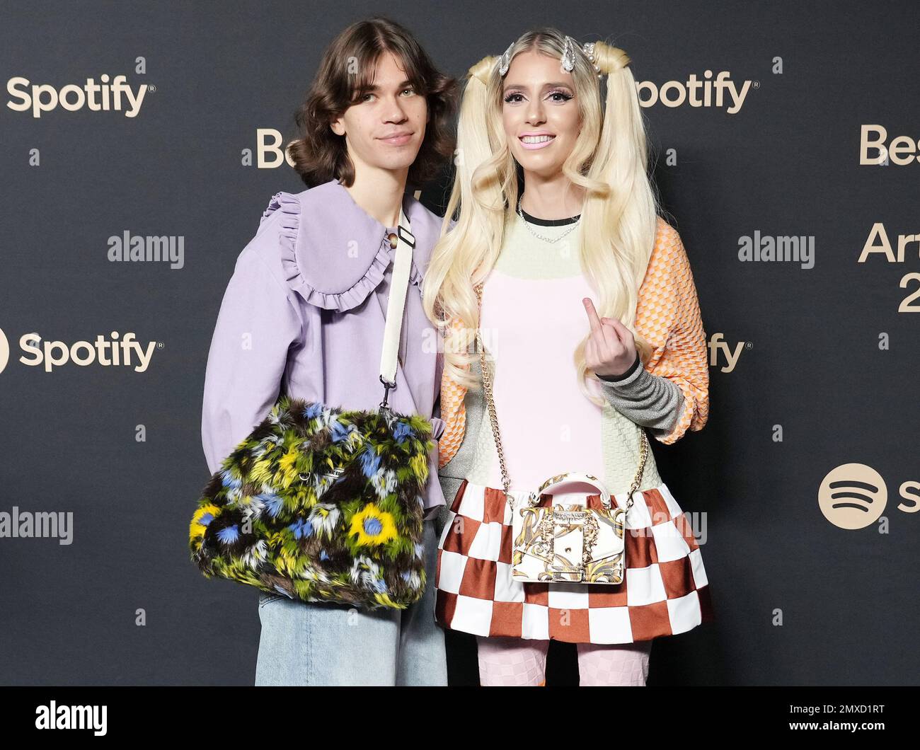 Los Angeles, USA. 02. Februar 2023. (L-R) JD BECK und Domi kommen am Donnerstag, den 2. Februar 2023, zur Spotify's 2023 Best New Artist Party im Pacific Design Center in West Hollywood, Kalifornien. (Foto: Sthanlee B. Mirador/Sipa USA) Guthaben: SIPA USA/Alamy Live News Stockfoto