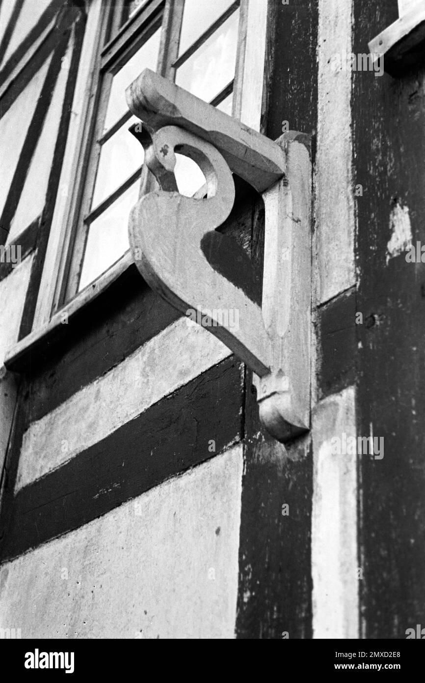 Hölzerner Hausschmuck in Form eines Storches im Schwalm-Eder-Kreis in Hessen, 1938. Hölzerne Hausschmuck in Form eines Storchs in der Region Schwalm-Eder in Hessen, 1938. Stockfoto