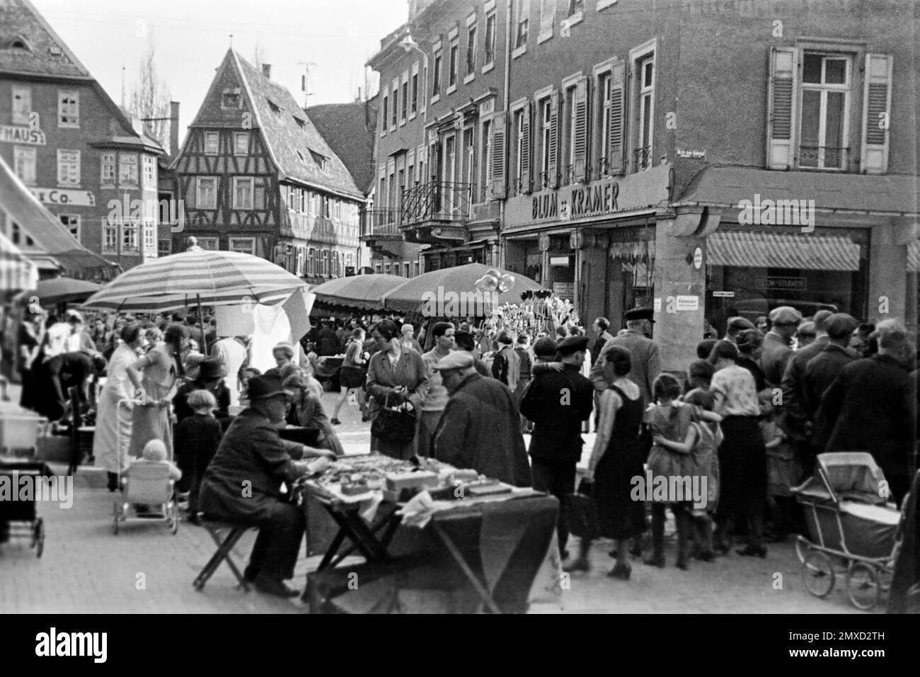 Markttag auf dem Bensheimer Marktplatz, Hessen, 1938. Markttag auf dem Bensheim Marktplatz, Hessen, 1938. Stockfoto