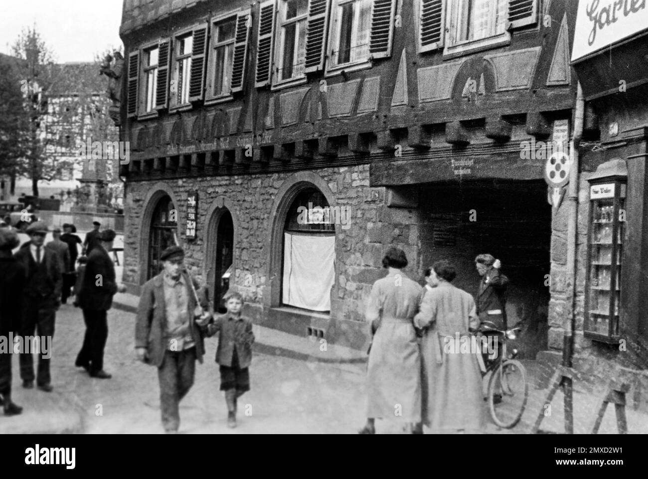 Passanten auf der Grieselstraße mit Blick auf den Marktbrunnen in Bensheim, 1938. Passanten auf der Grieselstraße mit Blick auf den Marktbrunnen in Bensheim, 1938. Stockfoto