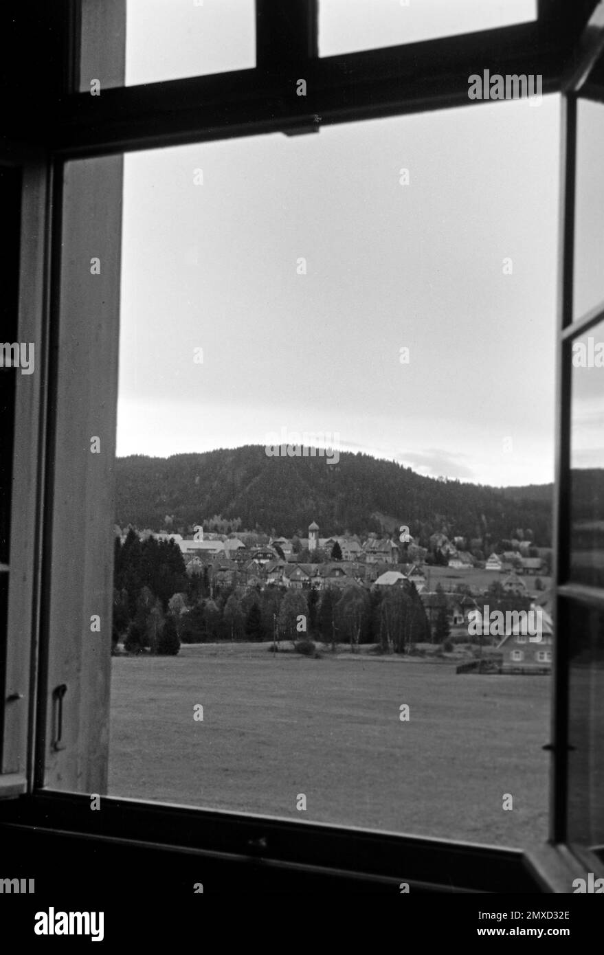 Blick in ein Schwarzwalddorf aus einem Fenster, 1938. Blick auf ein Schwarzwalddorf von einem Fenster, 1938. Stockfoto