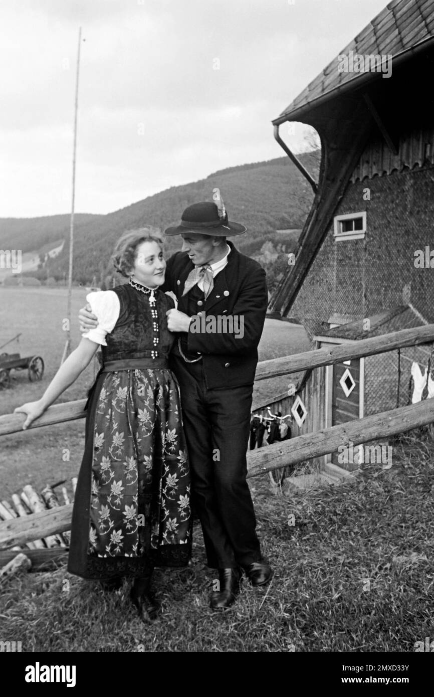 Junges Schwarzwälder Paar, 1938. Ein junges Schwarzwaldpaar, 1938. Stockfoto
