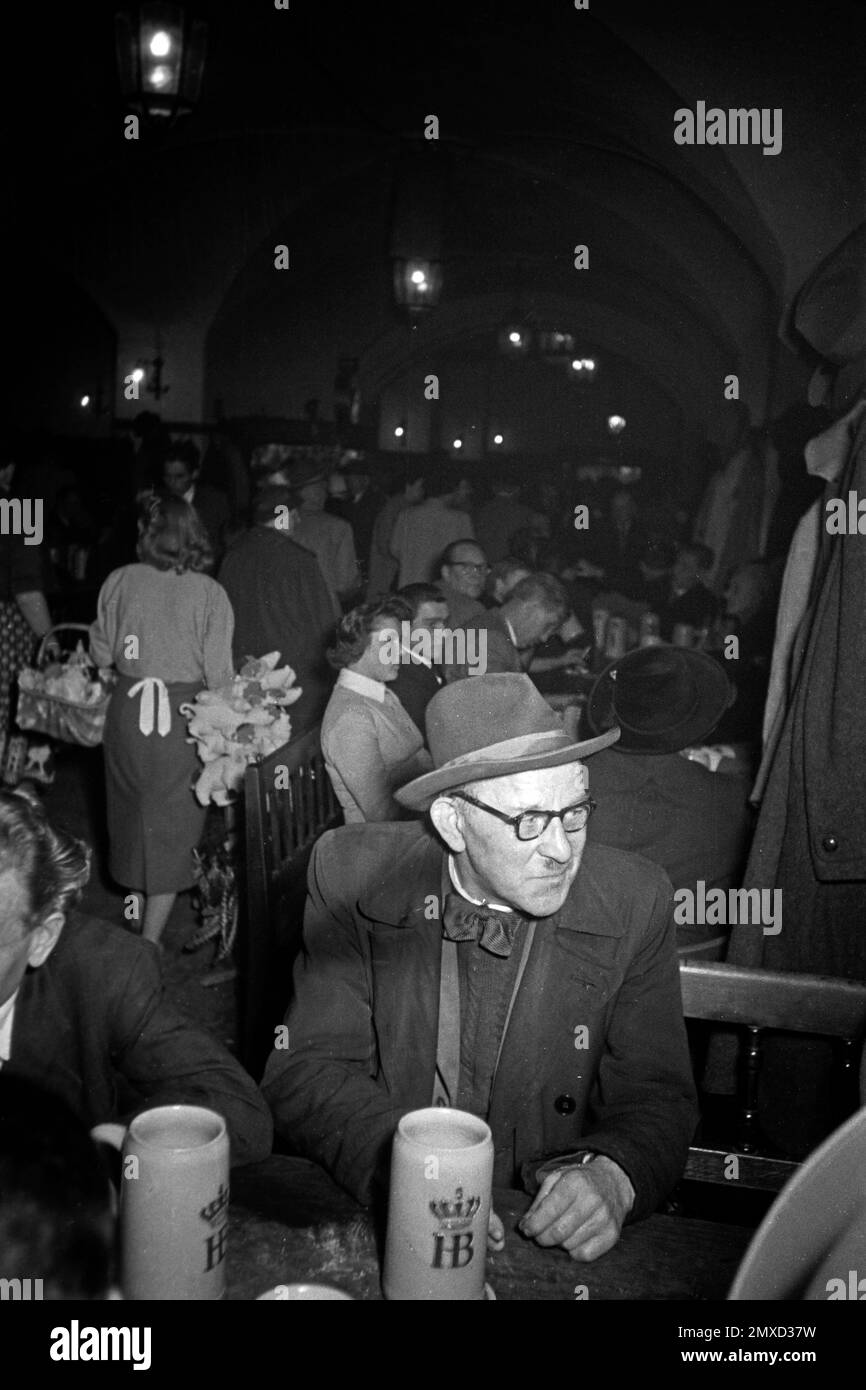 Betrieb im Münchner Hofbräuhaus am Platzl, 1957. Geschäft im Hofbräuhaus am Münchner Platzl, 1957. Stockfoto