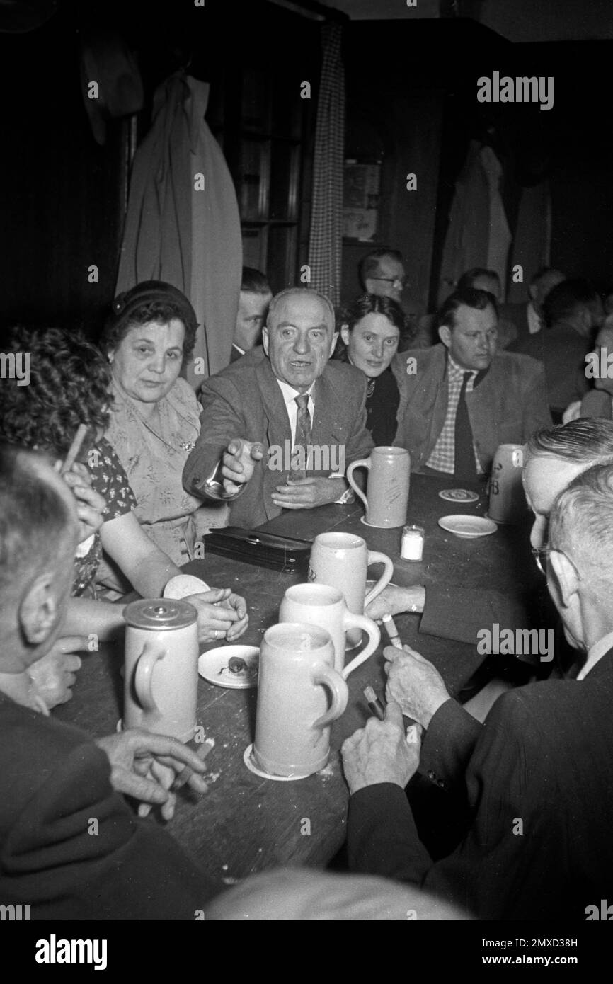 Gruppentisch im Münchner Hofbräuhaus am Platzl, 1957. Gruppe an einem Tisch im Hofbräuhaus am Münchner Platz 1957. Stockfoto