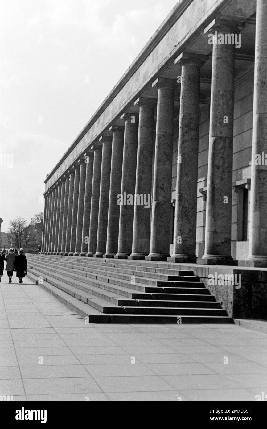 Das Haus der Kunst auf der Prinzregentenstraße in München 1957. Das Haus der Kunst auf der Prinzregentenstraße in München 1957. Stockfoto