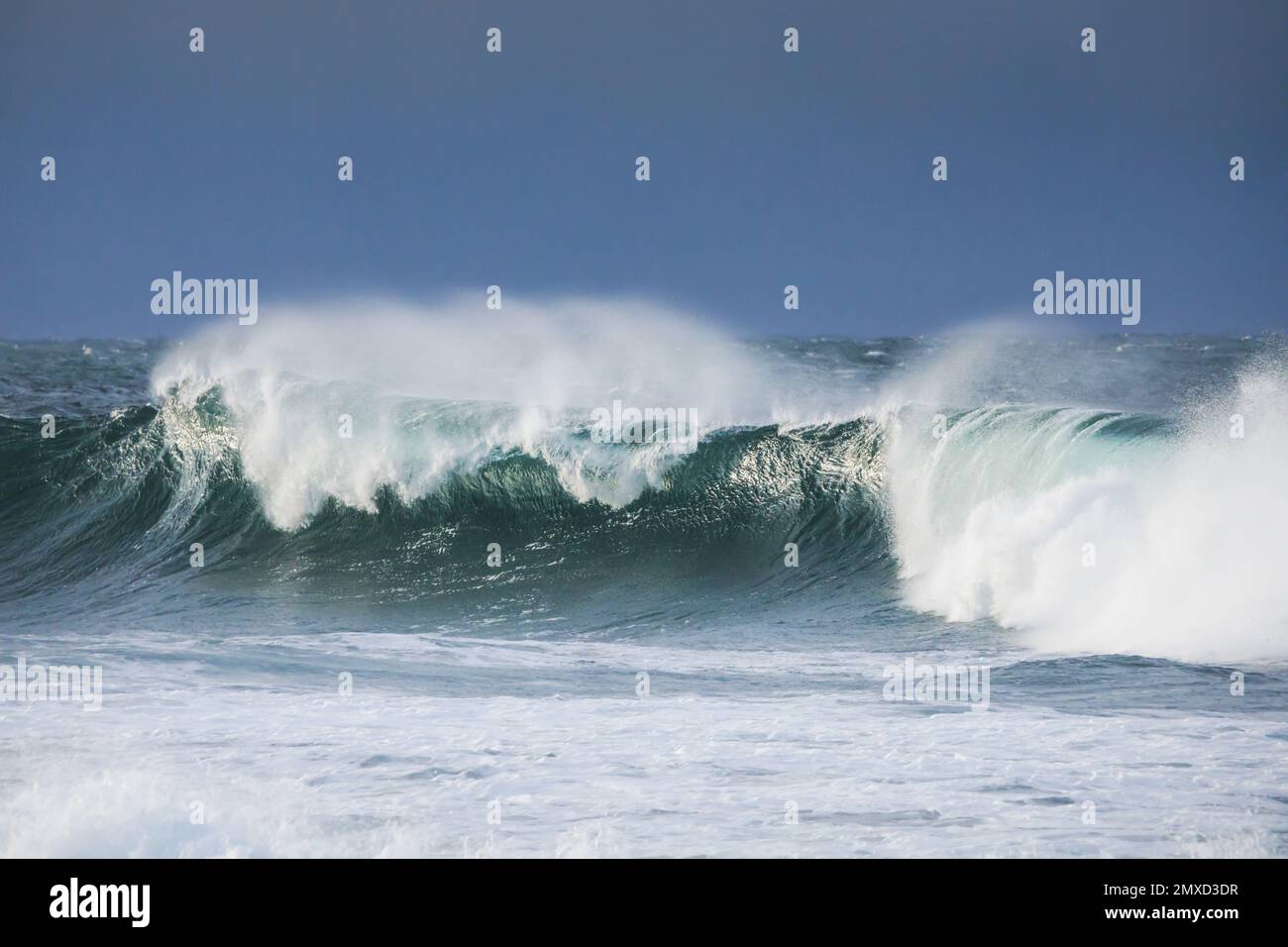 Eine große Welle brach auf dem offenen Meer an der Atlantikküste der Bretagne, Frankreichs, der Bretagne, Brest Stockfoto