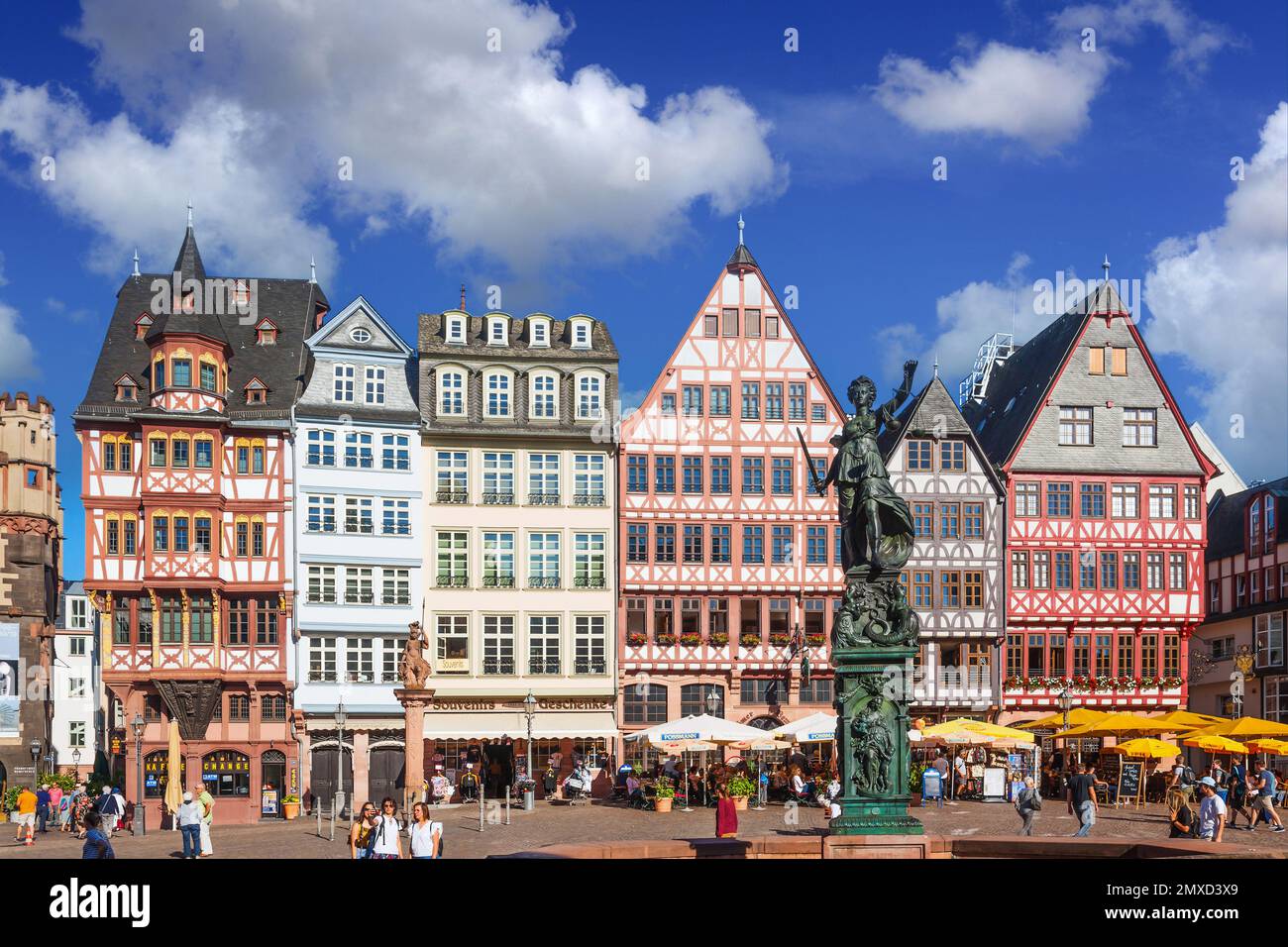 Historische Häuser, östliche Reihe auf Roemerberg mit Justizbrunnen und Minerva-Brunnen, Deutschland, Hessen, Frankfurt am Main Stockfoto