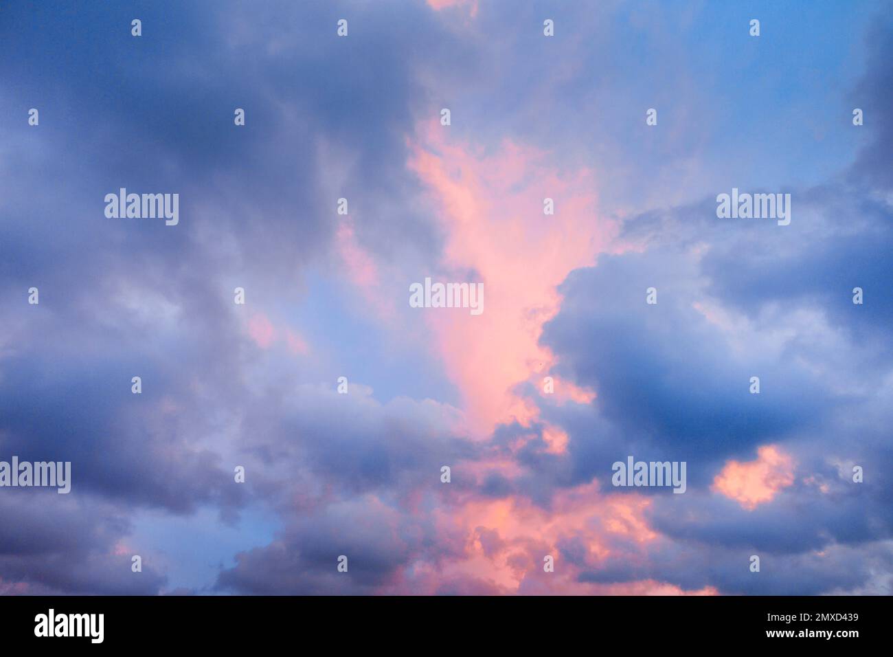 Farbenfrohes Wolkenspiel am Morgenhimmel, Großbritannien, Schottland Stockfoto
