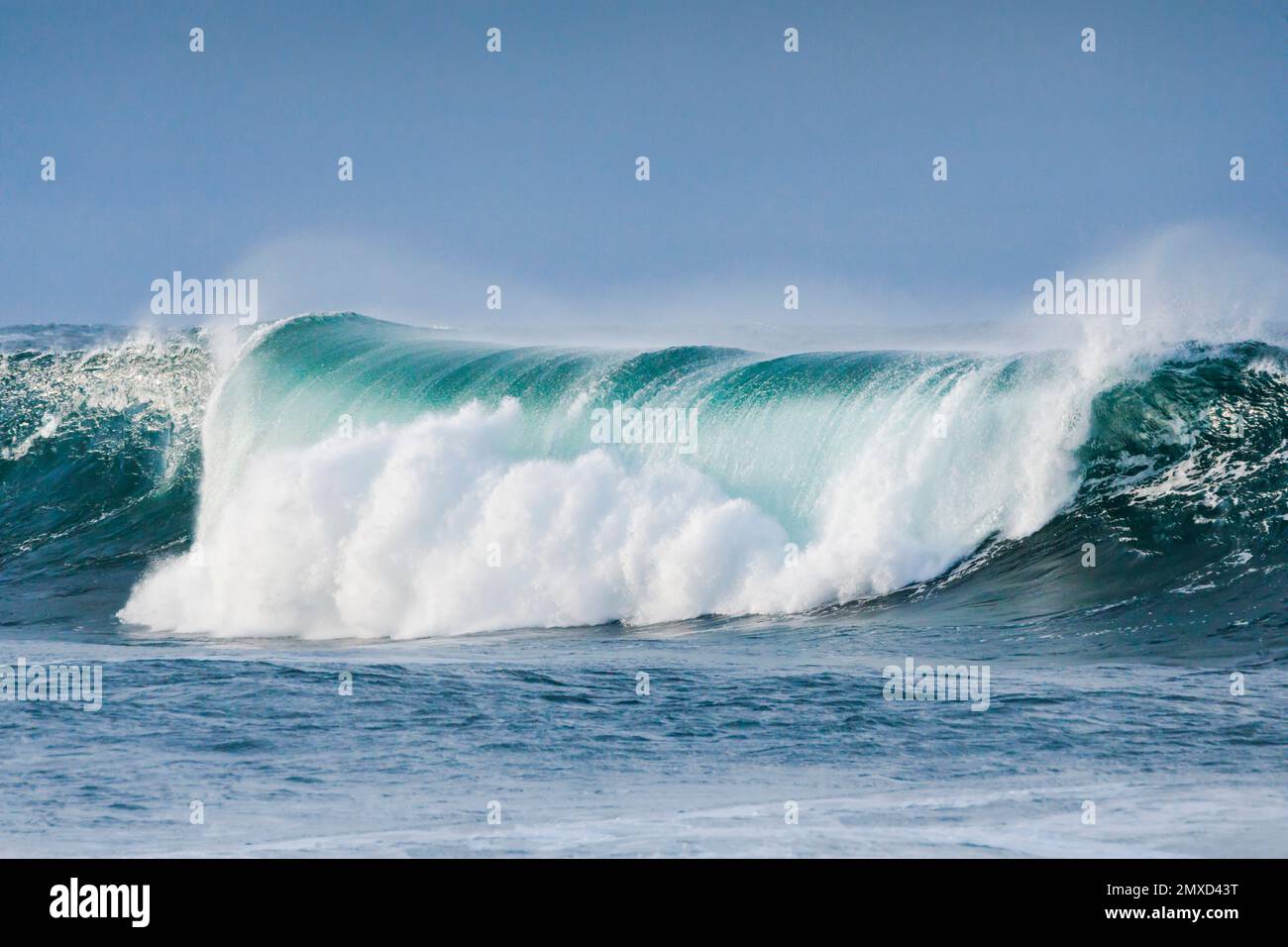 Große Welle, die auf dem offenen Meer vor der Südküste Englands, Großbritanniens, Englands, der Grafschaft Dorset, West Lulworth aufbrach Stockfoto