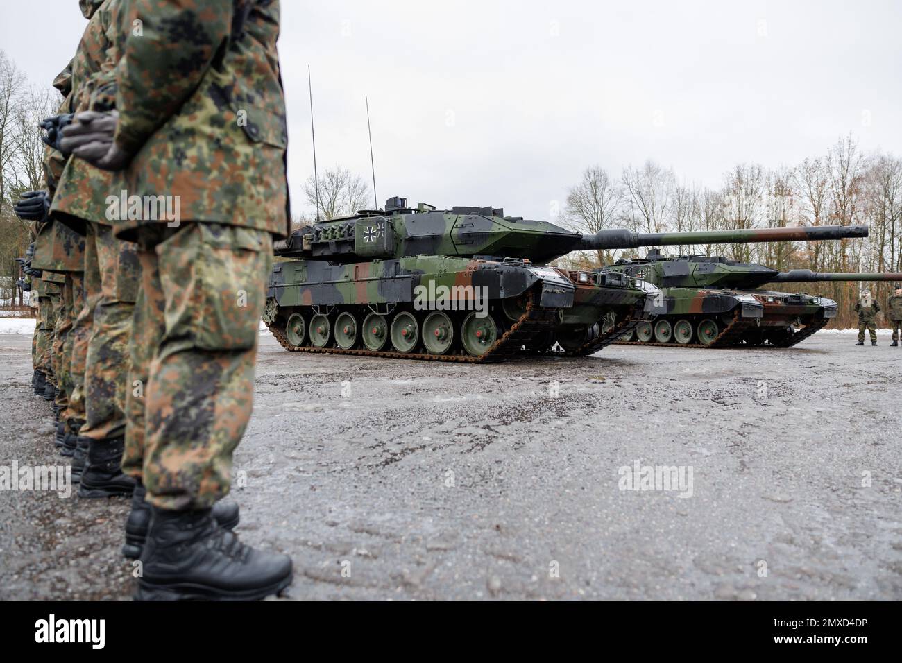 Pfreimd, Deutschland. 03. Februar 2023. Neue Leopard-2 A7V-Panzer der Deutschen Armee stehen während der zeremoniellen Übergabe an das Panzerbataillon 104 auf dem Gelände der Baracken. Panzerbataillon 104 wird in den kommenden Monaten schrittweise mit Leopard 2 A7V Hauptkampfpanzern ausgestattet. Das Suffix 2 A7V bezieht sich auf die 7.-Entwicklungsstufe des Leopard 2 und das „V“ steht für „verbessert“. Kredit: Daniel Karmann/dpa/Alamy Live News Stockfoto