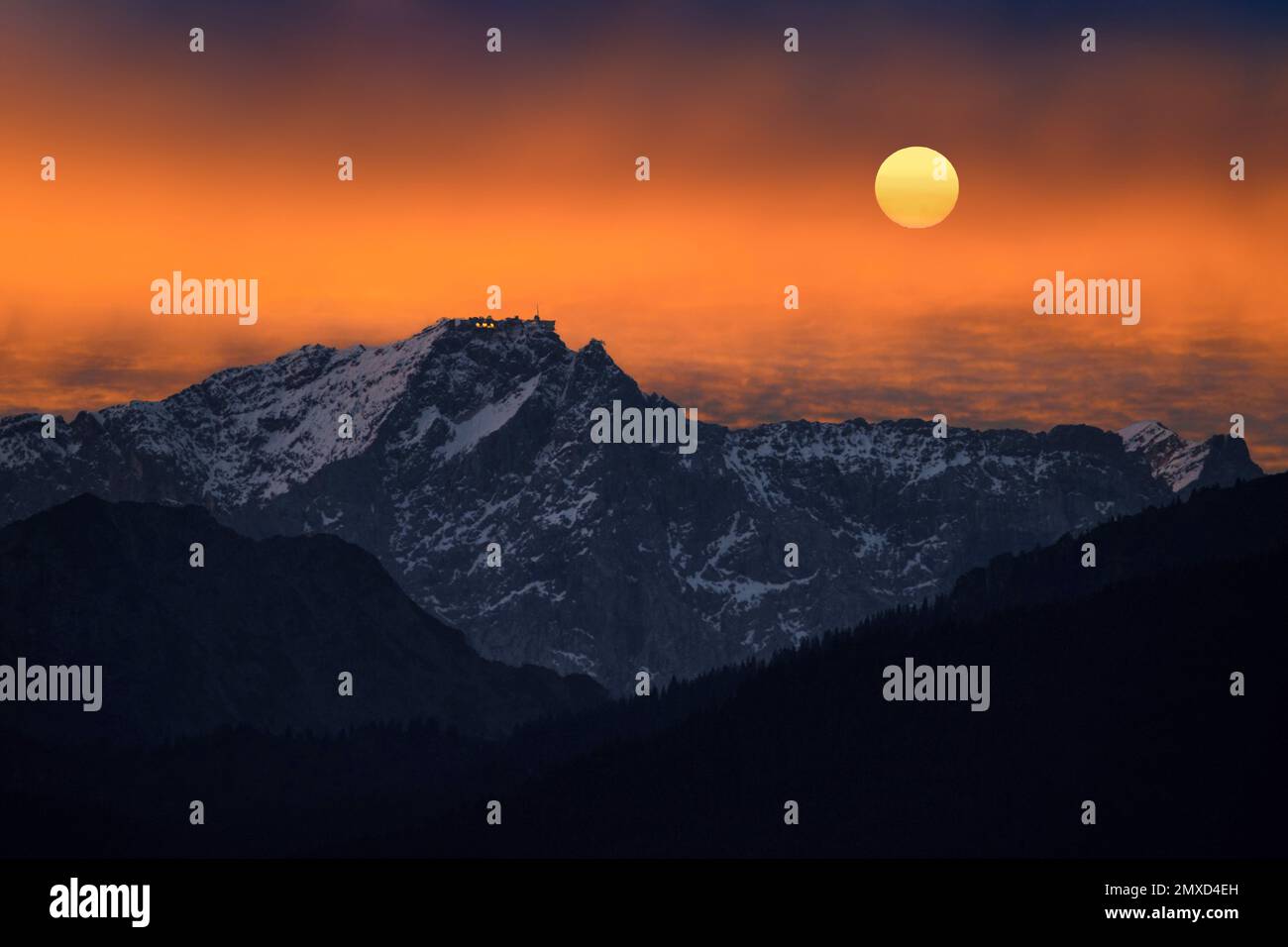 Sonnenuntergang hinter der Zugspitze, Deutschland, Bayern, Zugspitz Stockfoto