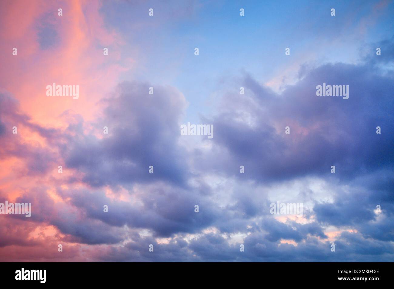Farbenfrohes Wolkenspiel am Morgenhimmel, Großbritannien, Schottland Stockfoto