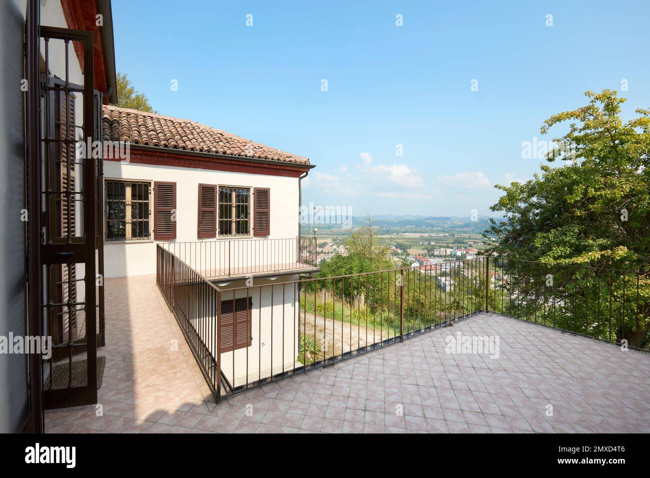 Große Terrasse im alten Landhaus in Italien Stockfoto