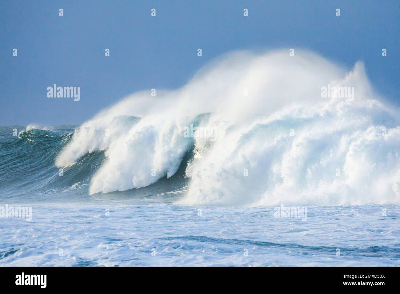 Große Welle, die auf dem offenen Meer vor der Südküste Englands, Großbritanniens, Englands, der Grafschaft Dorset, West Lulworth aufbrach Stockfoto