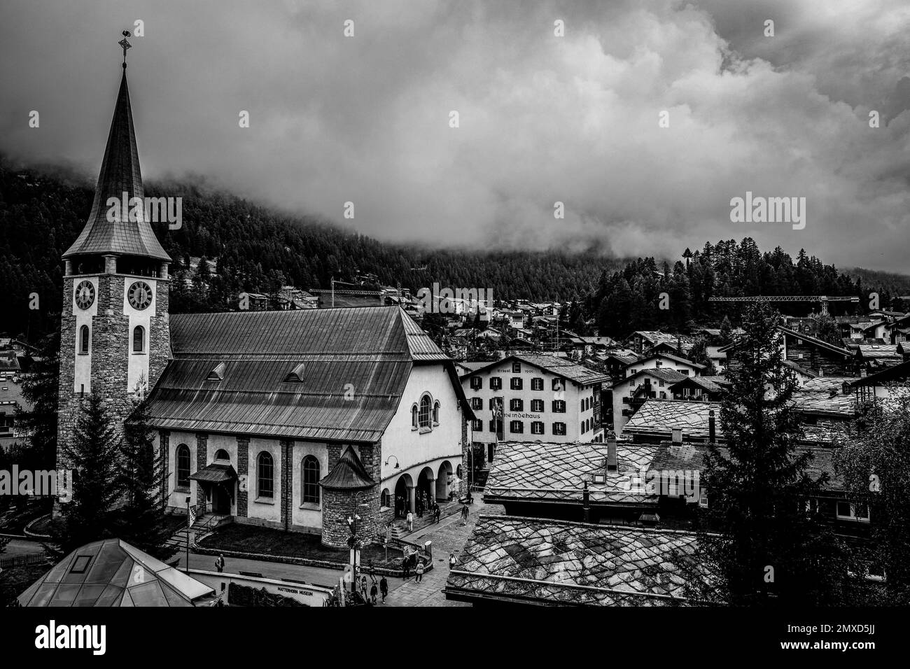 Ein Schwarzweißblick auf die Innenstadt von Zermatt im Wallis Schweiz Berg Matterhorn am Horizont Stockfoto