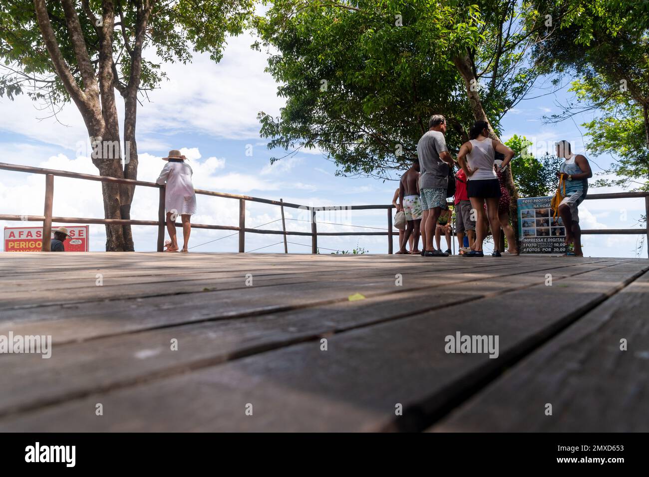 Kairu, Bahia, Brasilien - 19. Januar 2023: Menschen genießen die Aussicht vom Oberdeck von Morro de Sao Paulo in der Stadt Kairu. Stockfoto