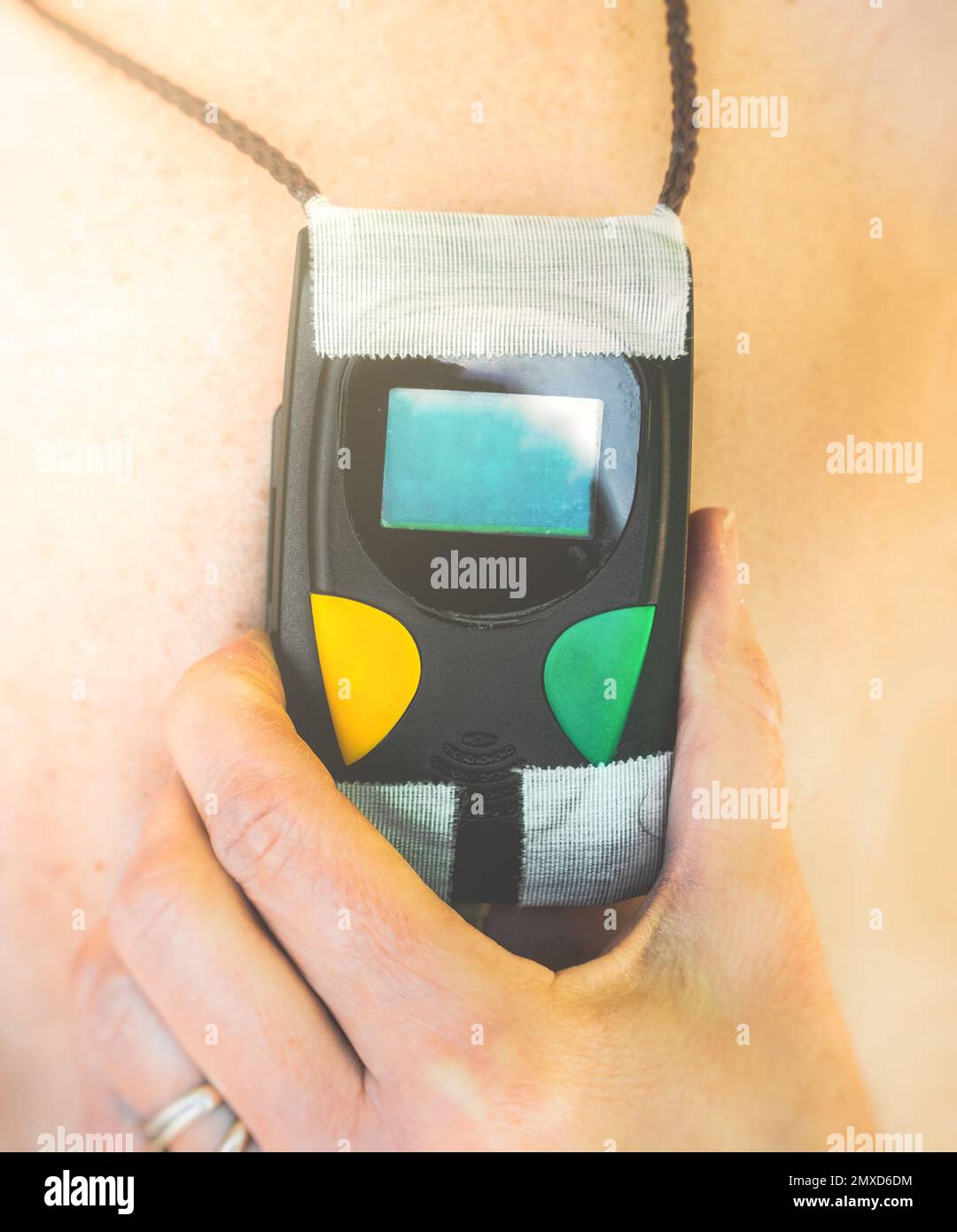 Weibliches Hand holter-ekg-Gerät leerer Bildschirm Hauthintergrund hell Stockfoto