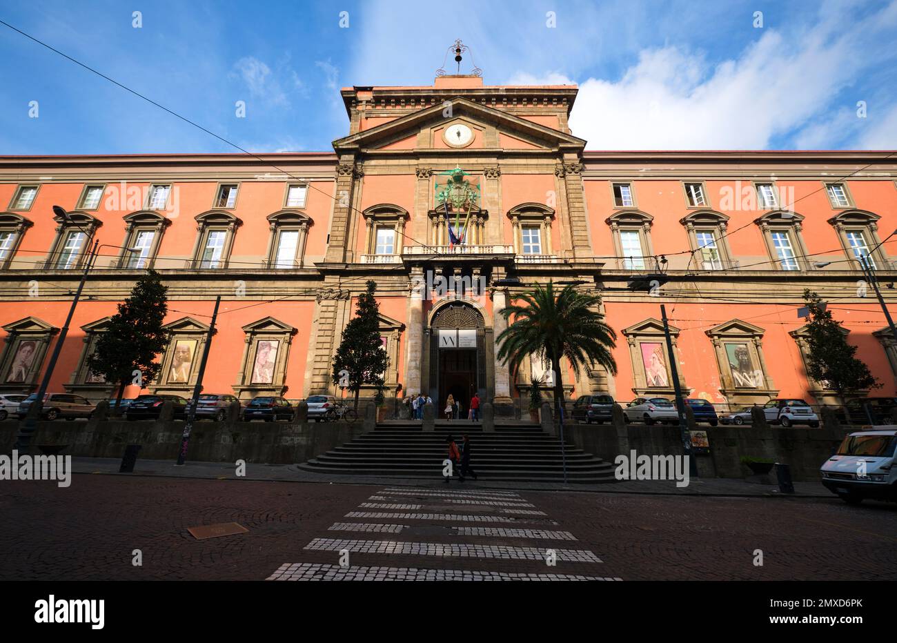 Der Blick auf die traditionelle, rote barocke Fassade am Eingang. Im Archäologischen Museum, Museo Archeologico Nazionale di Napoli, in Neapel, Italien. Stockfoto
