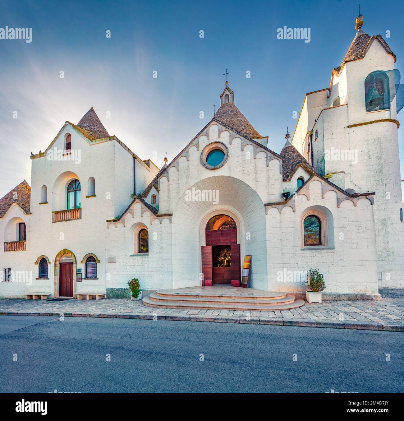 Attraktiver Blick am Morgen auf die Kirche des Heiligen Antonius von Padua. Helle Frühlingsstadt der Stadt Alberobello, Provinz Bari, Apulien, Italien, Euro Stockfoto