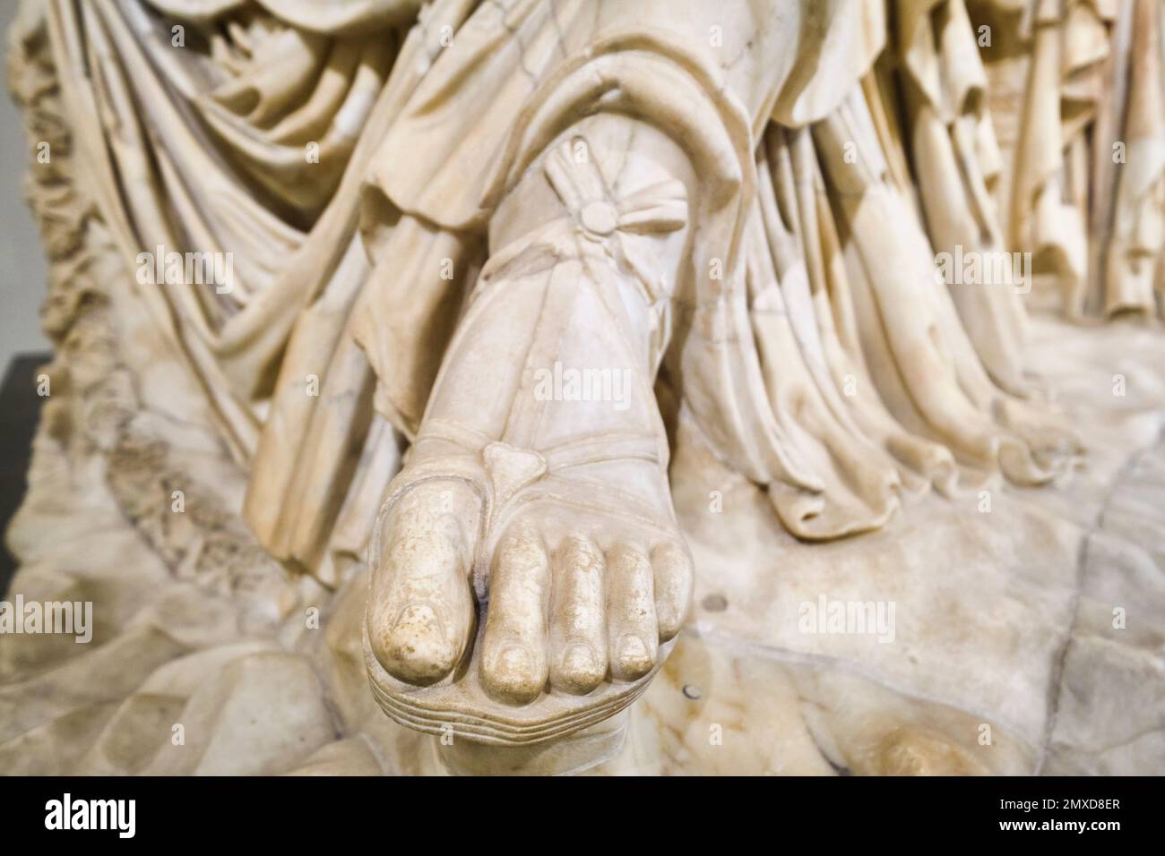 Detailansicht einer offenen Sandale, Teil der weißen Marmorskulptur Farnese Bull. Teil der Farnese Skulpturensammlung im Archäologischen Museum, Stockfoto
