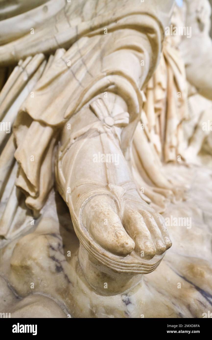 Detailansicht einer offenen Sandale, Teil der weißen Marmorskulptur Farnese Bull. Teil der Farnese Skulpturensammlung im Archäologischen Museum, Stockfoto