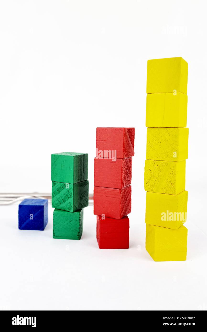 Abstrakte Grafik mit 3D bunten Holzwürfeln. Weißer Hintergrund Stockfoto Abstrakte Grafik mit 3D bunten Holzwürfeln. Weißer Hintergrund Stockfoto