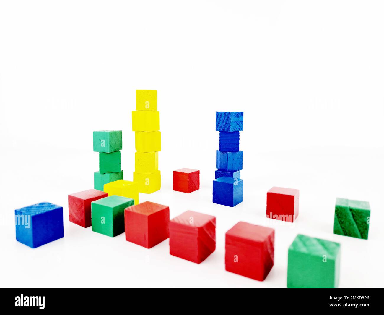 Abstrakte Grafik mit 3D bunten Holzwürfeln. Weißer Hintergrund Stockfoto Abstrakte Grafik mit 3D bunten Holzwürfeln. Weißer Hintergrund Stockfoto