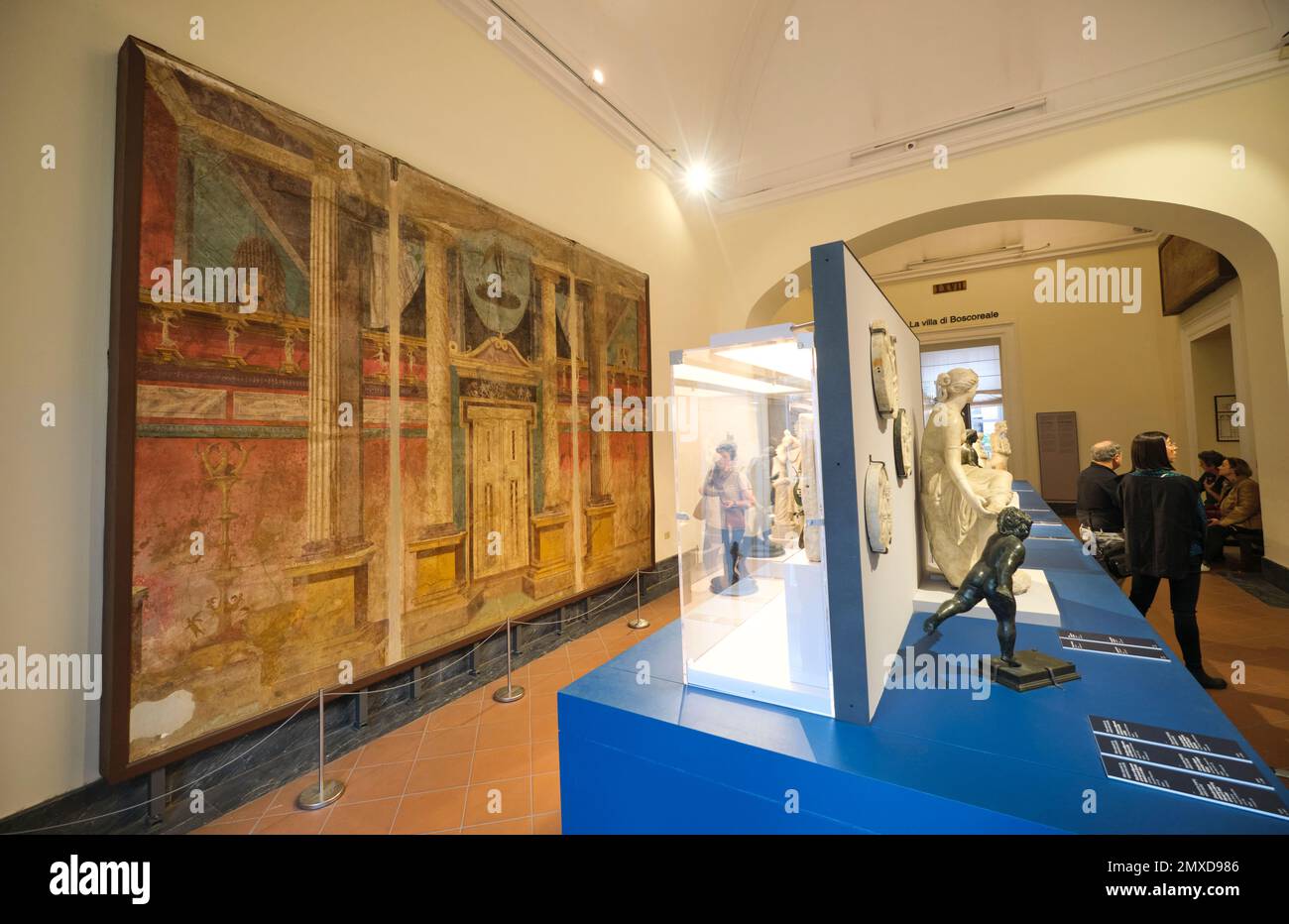 Eine Galerie mit einem großen Haus-Fresko von Pompeji und antiken Skulpturen. Im Archäologischen Museum, Museo Archeologico Nazionale di Napoli, in Stockfoto