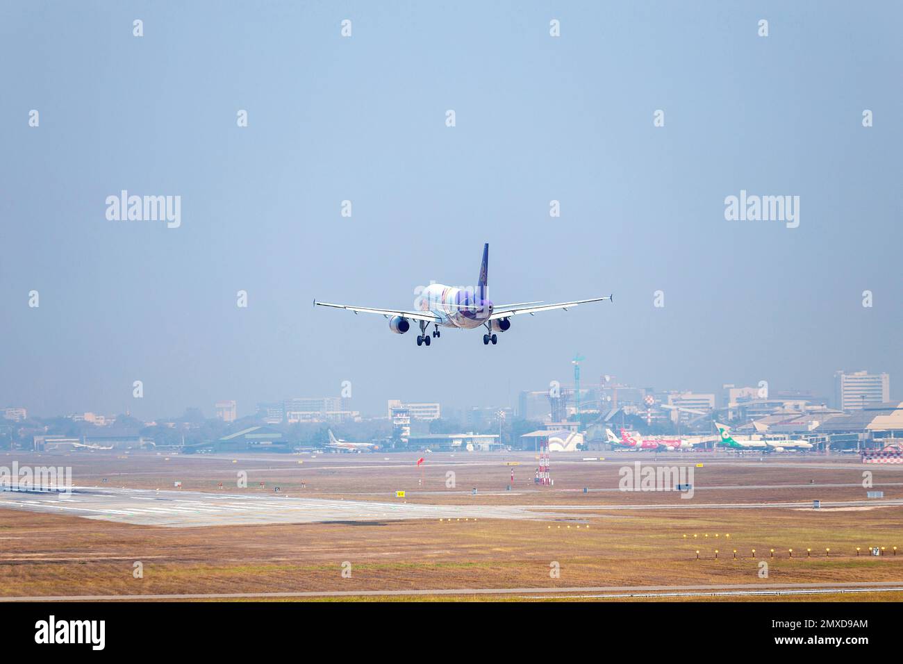 Chiang Mai, Thailand. 02. Februar 2023. Thai Smile Airways Flugzeug landet am Chiang Mai International Airport (CNX). Inmitten einer dichten Smogdecke in Chiang Mai. Die Luftverschmutzung ist ein Problem, das im Allgemeinen Nordthailand betrifft. Die Verschmutzung führt zu einer Zunahme der gesundheitlichen Probleme in der lokalen Bevölkerung. Kredit: SOPA Images Limited/Alamy Live News Stockfoto