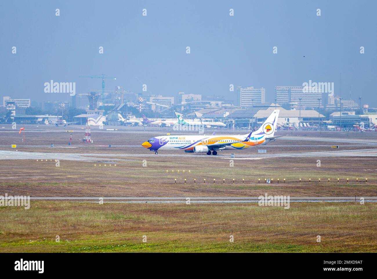 Chiang Mai, Thailand. 02. Februar 2023. Das Flugzeug NokAir bereitet sich auf den Start vom Chiang Mai International Airport (CNX) vor, inmitten einer dichten Smogdecke in Chiang Mai. Die Luftverschmutzung ist ein Problem, das im Allgemeinen Nordthailand betrifft. Die Verschmutzung führt zu einer Zunahme der gesundheitlichen Probleme in der lokalen Bevölkerung. Kredit: SOPA Images Limited/Alamy Live News Stockfoto