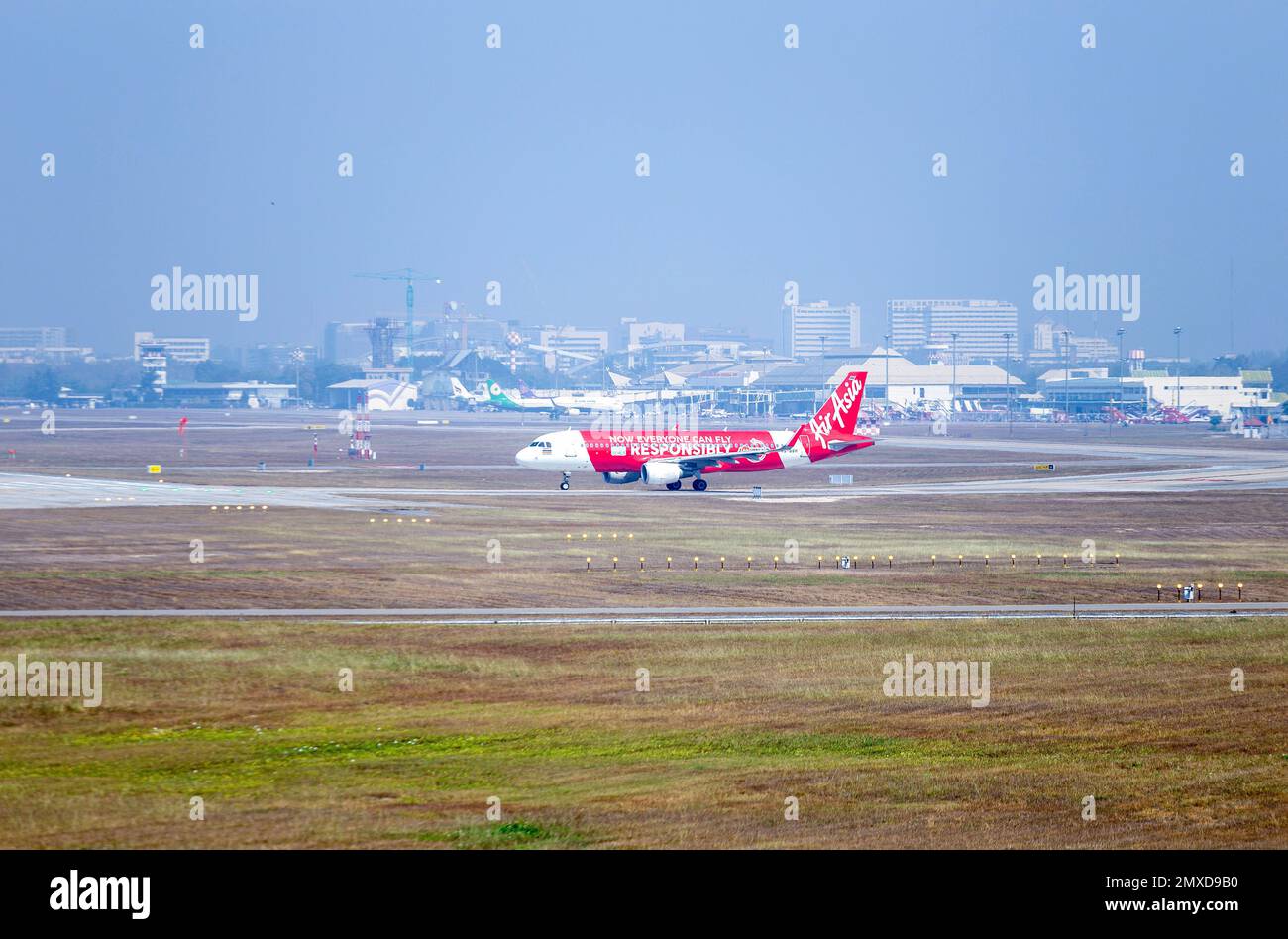 Chiang Mai, Thailand. 02. Februar 2023. AirAsia Airplane bereitet sich auf den Start vom Chiang Mai International Airport (CNX) vor, inmitten einer dichten Smogdecke in Chiang Mai. Die Luftverschmutzung ist ein Problem, das im Allgemeinen Nordthailand betrifft. Die Verschmutzung führt zu einer Zunahme der gesundheitlichen Probleme in der lokalen Bevölkerung. Kredit: SOPA Images Limited/Alamy Live News Stockfoto
