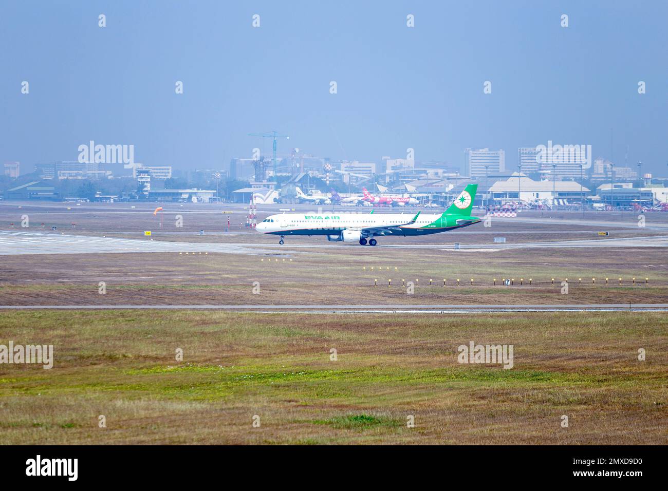 Chiang Mai, Thailand. 02. Februar 2023. DAS FLUGZEUG EVA Air bereitet sich auf den Start vom Chiang Mai International Airport (CNX) vor, inmitten einer dichten Smogdecke in Chiang Mai. Die Luftverschmutzung ist ein Problem, das im Allgemeinen Nordthailand betrifft. Die Verschmutzung führt zu einer Zunahme der gesundheitlichen Probleme in der lokalen Bevölkerung. Kredit: SOPA Images Limited/Alamy Live News Stockfoto