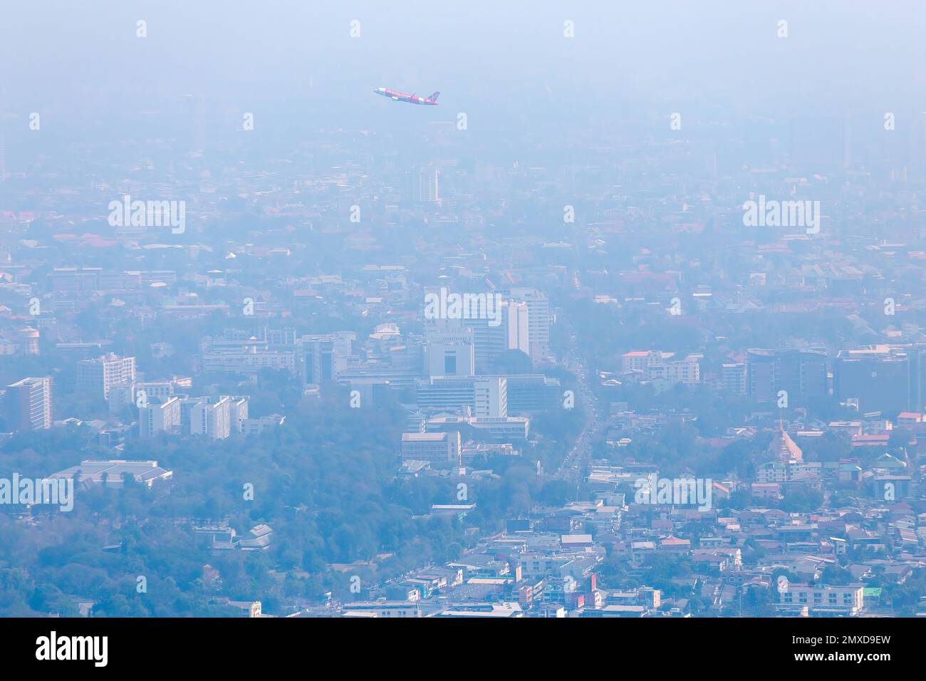 Chiang Mai, Thailand. 02. Februar 2023. AirAsia Flugzeug fliegt über dichten Smog in Chiang Mai. Die Luftverschmutzung ist ein Problem, das im Allgemeinen Nordthailand betrifft. Die Verschmutzung führt zu einer Zunahme der gesundheitlichen Probleme in der lokalen Bevölkerung. Kredit: SOPA Images Limited/Alamy Live News Stockfoto