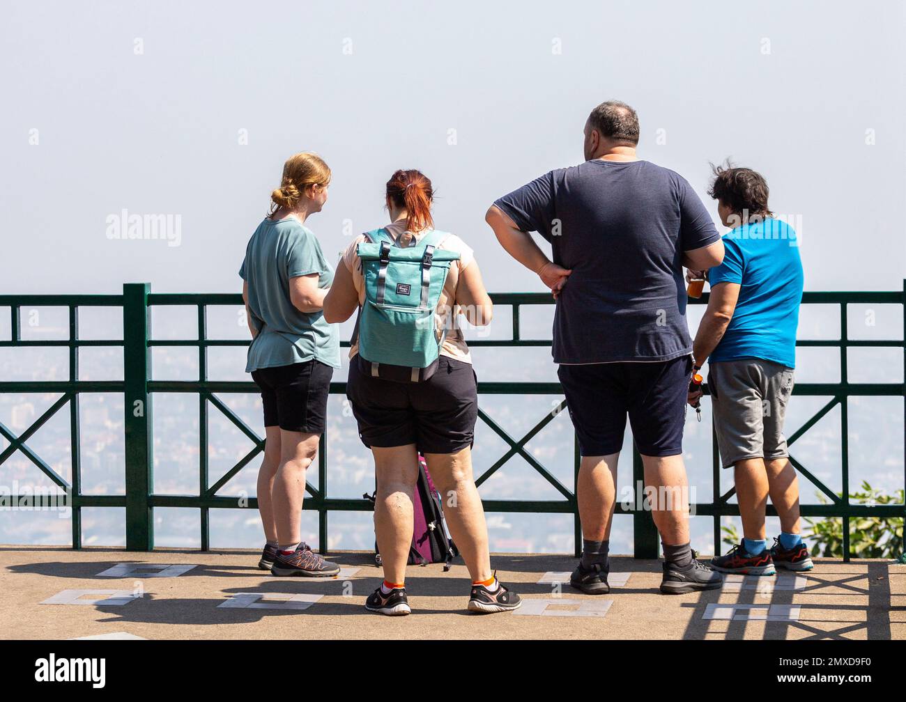 Chiang Mai, Thailand. 02. Februar 2023. Touristen gesehen inmitten einer dichten Smogdecke in Chiang Mai Luftverschmutzung ist ein Problem, das im Allgemeinen Nordthailand betrifft. Die Verschmutzung führt zu einer Zunahme der gesundheitlichen Probleme in der lokalen Bevölkerung. Kredit: SOPA Images Limited/Alamy Live News Stockfoto