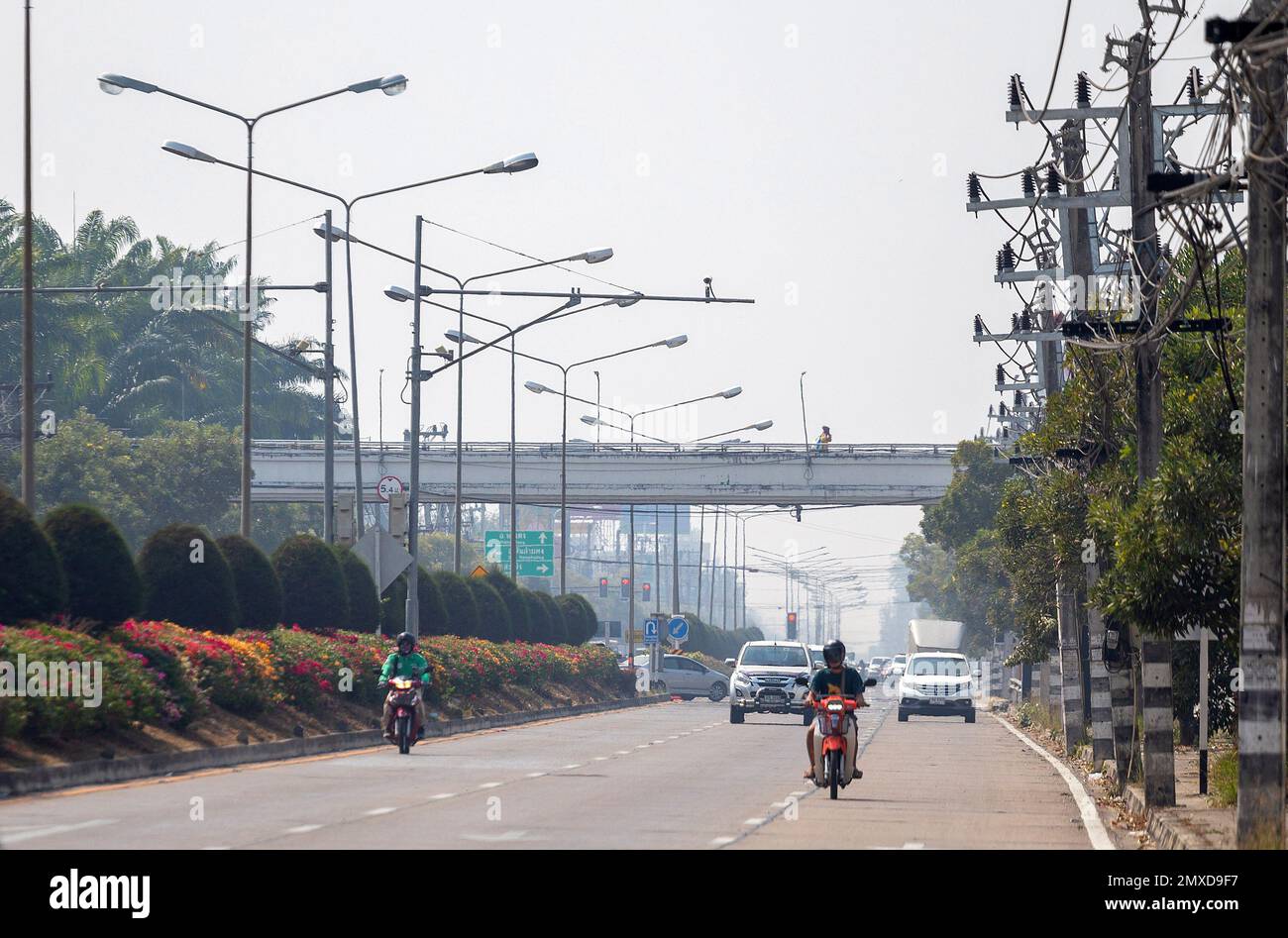Chiang Mai, Thailand. 02. Februar 2023. In Chiang Mai pendeln die Menschen entlang einer Straße inmitten von Smog. Die Luftverschmutzung ist ein Problem, das im Allgemeinen Nordthailand betrifft. Die Verschmutzung führt zu einer Zunahme der gesundheitlichen Probleme in der lokalen Bevölkerung. Kredit: SOPA Images Limited/Alamy Live News Stockfoto