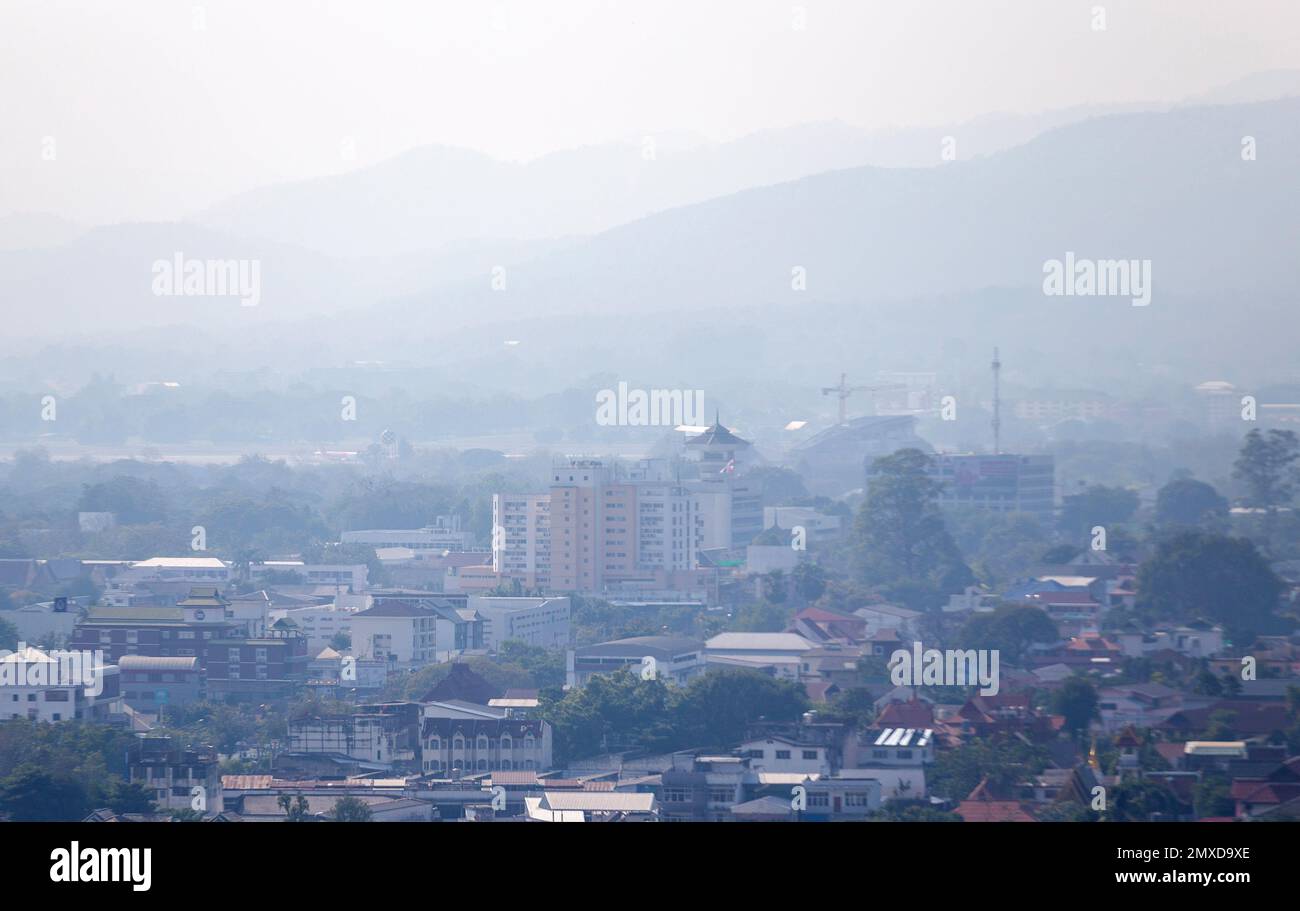 Chiang Mai, Thailand. 02. Februar 2023. Blick auf eine dichte Smogdecke über Chiang Mai bei sich verschlechternder Luftqualität Anfang Sommer. Die Luftverschmutzung ist ein Problem, das im Allgemeinen Nordthailand betrifft. Die Verschmutzung führt zu einer Zunahme der gesundheitlichen Probleme in der lokalen Bevölkerung. (Foto: Pongmanat Tasiri/SOPA Images/Sipa USA) Guthaben: SIPA USA/Alamy Live News Stockfoto