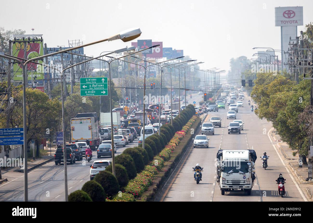 Chiang Mai, Thailand. 02. Februar 2023. In Chiang Mai pendeln die Menschen entlang einer Straße inmitten von Smog. Die Luftverschmutzung ist ein Problem, das im Allgemeinen Nordthailand betrifft. Die Verschmutzung führt zu einer Zunahme der gesundheitlichen Probleme in der lokalen Bevölkerung. (Foto: Pongmanat Tasiri/SOPA Images/Sipa USA) Guthaben: SIPA USA/Alamy Live News Stockfoto