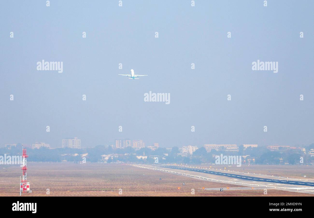 Chiang Mai, Thailand. 02. Februar 2023. DAS FLUGZEUG EVA Air startet vom Chiang Mai International Airport (CNX) inmitten einer dichten Smogdecke in Chiang Mai. Die Luftverschmutzung ist ein Problem, das im Allgemeinen Nordthailand betrifft. Die Verschmutzung führt zu einer Zunahme der gesundheitlichen Probleme in der lokalen Bevölkerung. (Foto: Pongmanat Tasiri/SOPA Images/Sipa USA) Guthaben: SIPA USA/Alamy Live News Stockfoto