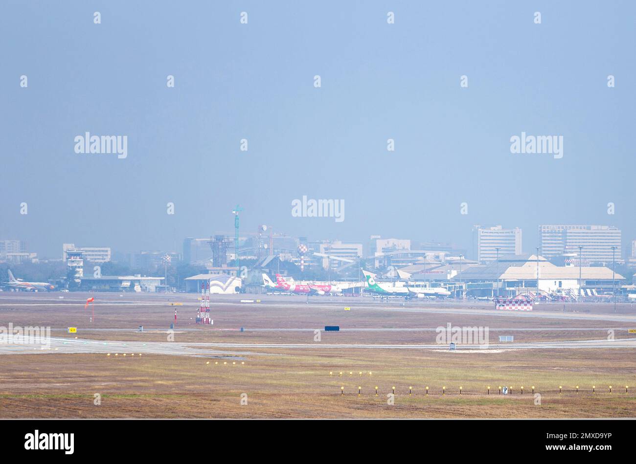 Chiang Mai, Thailand. 02. Februar 2023. Blick auf den Chiang Mai International Airport (CNX) inmitten einer dichten Smogdecke in Chiang Mai Luftverschmutzung ist ein Problem, das im Allgemeinen Nord-Thailand betrifft. Die Verschmutzung führt zu einer Zunahme der gesundheitlichen Probleme in der lokalen Bevölkerung. (Foto: Pongmanat Tasiri/SOPA Images/Sipa USA) Guthaben: SIPA USA/Alamy Live News Stockfoto