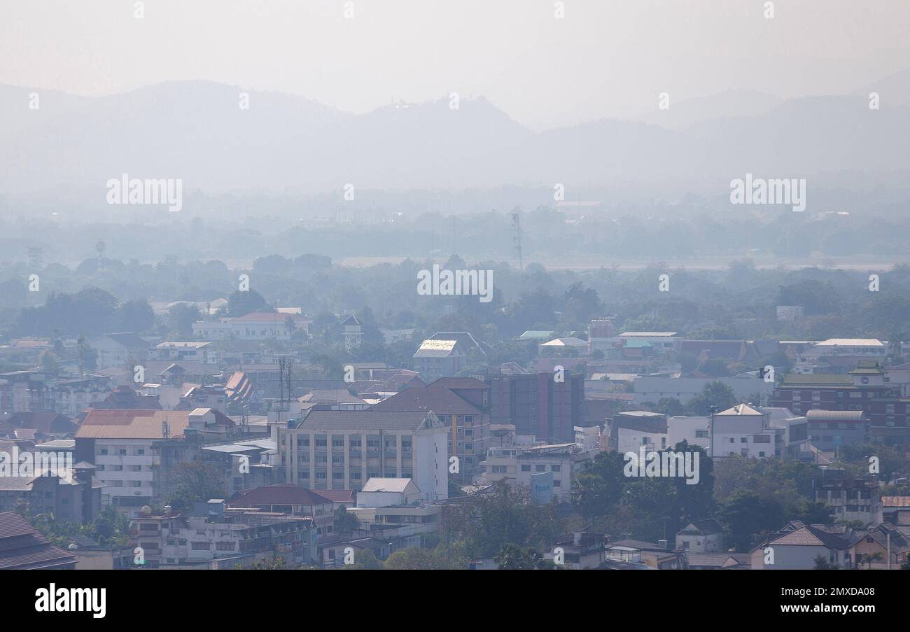 Chiang Mai, Thailand. 02. Februar 2023. Blick auf eine dichte Smogdecke über Chiang Mai bei sich verschlechternder Luftqualität Anfang Sommer. Die Luftverschmutzung ist ein Problem, das im Allgemeinen Nordthailand betrifft. Die Verschmutzung führt zu einer Zunahme der gesundheitlichen Probleme in der lokalen Bevölkerung. (Foto: Pongmanat Tasiri/SOPA Images/Sipa USA) Guthaben: SIPA USA/Alamy Live News Stockfoto