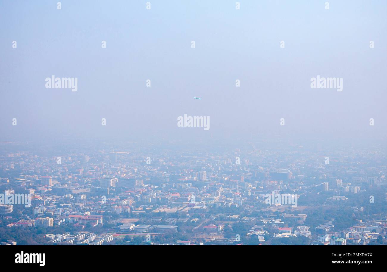 Chiang Mai, Thailand. 02. Februar 2023. Ein Flugzeug von Bangkok Airways fliegt über eine dichte Smogdecke in Chiang Mai. Die Luftverschmutzung ist ein Problem, das im Allgemeinen Nordthailand betrifft. Die Verschmutzung führt zu einer Zunahme der gesundheitlichen Probleme in der lokalen Bevölkerung. (Foto: Pongmanat Tasiri/SOPA Images/Sipa USA) Guthaben: SIPA USA/Alamy Live News Stockfoto