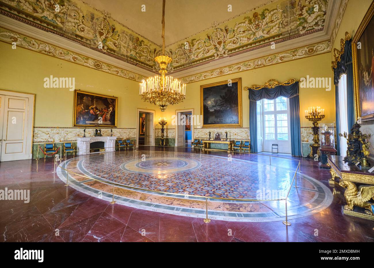 Der große historische Ballsaal mit ovalem Marmorboden und Intarsien. Im Wohnungsbereich. Im Kunstmuseum, Museo e Real Bosco di Capodimonte, in Neapel Stockfoto