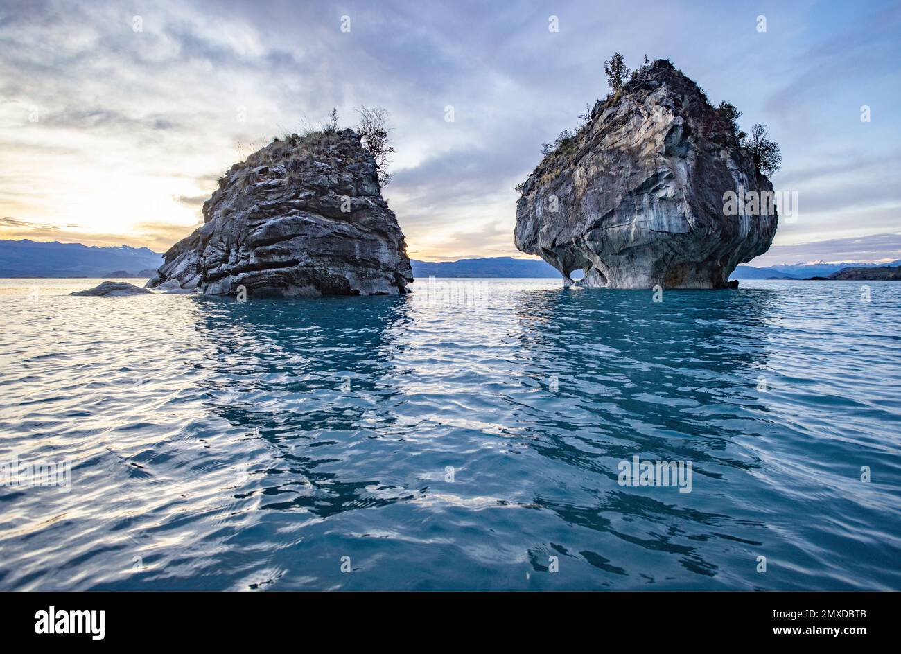 Kajaktour durch die berühmten Marmorhöhlen Catedral de Marmol, Capilla de Marmol und den Marmortunnel direkt nach Sonnenaufgang - Reisen Sie nach Chile Stockfoto
